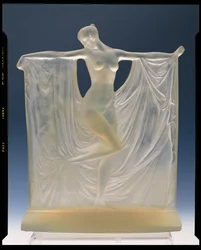 Suzanne au Bain, statuette en verre opalescent